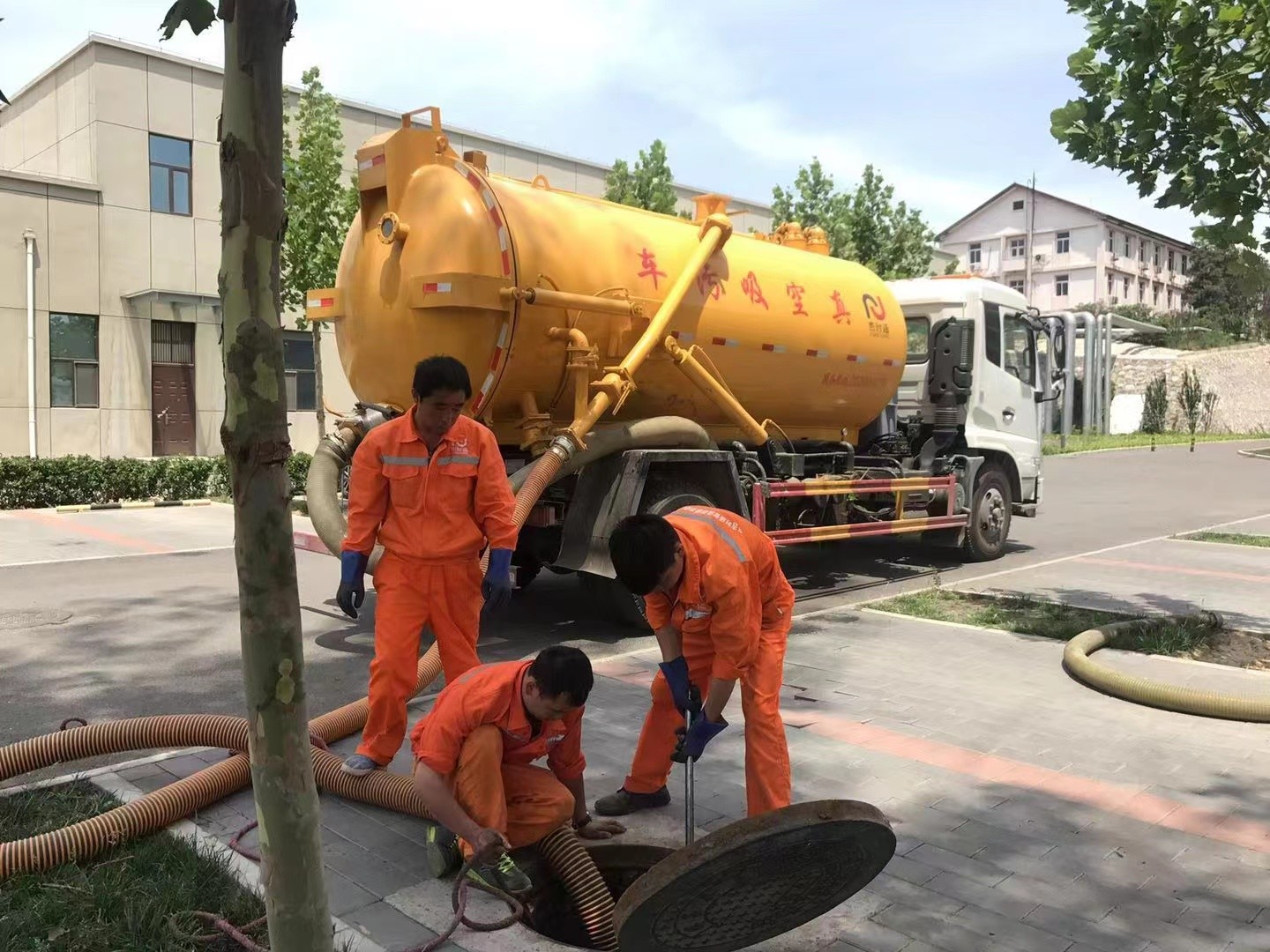 锦屏管道疏通车停在窨井附近