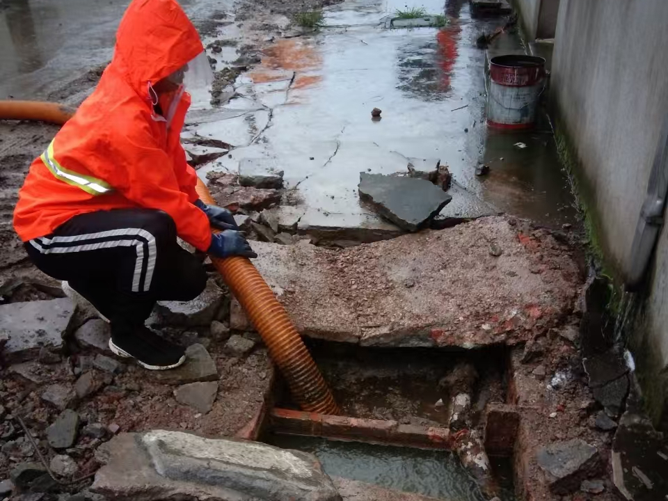 锦屏专业清理污水池 炜誉市政以规范流程守护城市 “肠道”